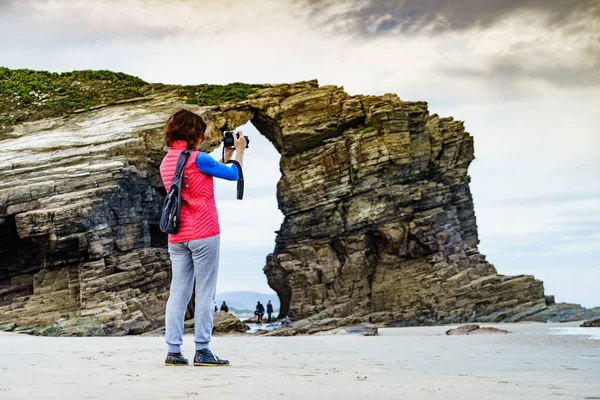 Turistkvinna Tar Rese Foto Från Klippformationer Cathedral Beach Galicien Spanien — Stockfoto