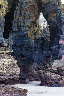 Galiçya İspanya 'daki Katedral Sahili' nde kayalık oluşumları. Playa de las Catedrales, Ribadeo 'da Katedrais Olarak, Lugo. Kuzey İspanya 'daki Cantabric kıyı şeridi. Turist eğlencesi.