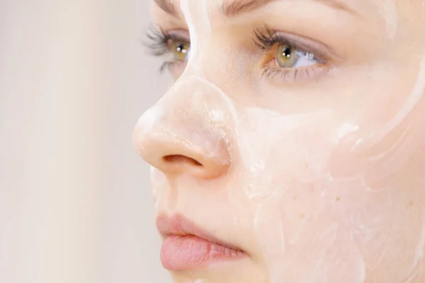 Junge Frau Mit Creme Kosmetik Maske Feuchtigkeit Auf Dem Gesicht — Stockfoto