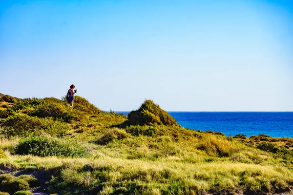 Turistkvinna Promenader Havet Strand Med Kamera Tar Rese Bild Från — Stockfoto