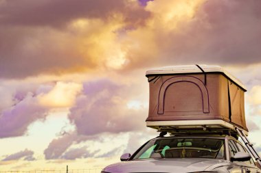 Çatısı gökyüzüne karşı çadırlı bir araba. Tatiller ve seyahat.
