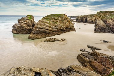 Galiçya İspanya 'daki Katedral Sahili' nde kayalık oluşumları. Playa de las Catedrales, Ribadeo 'da Katedrais Olarak, Lugo. Kuzey İspanya 'daki Cantabric kıyı şeridi. Turist eğlencesi.