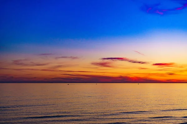 Céu Colorido Pôr Sol Sobre Superfície Mar — Fotografia de Stock