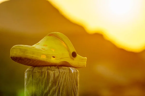 Взуття Гумові Трубочки Тапочки Відкритому Повітрі Проти Світла Заходу Сонця — стокове фото