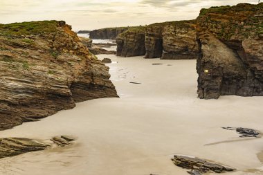 Galiçya İspanya 'daki Katedral Sahili' nde kayalık oluşumları. Playa de las Catedrales, Ribadeo 'da Katedrais Olarak, Lugo. Kuzey İspanya 'daki Cantabric kıyı şeridi. Turist eğlencesi.