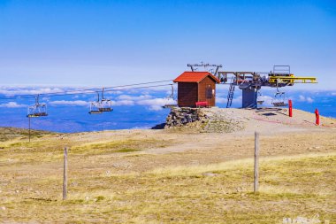 Bulutların üstündeki yüksek dağda boş sandalye asansörü. Serra da Estrela.Torre dağı. Portekiz kıtasının en yüksek yeri..