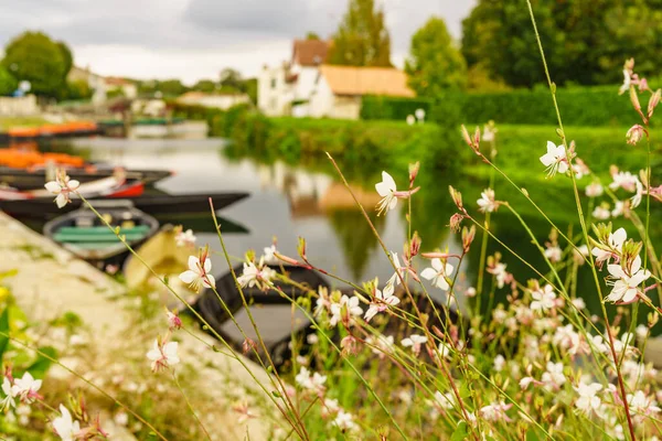 法国库伦小镇 有船的河景 — 图库照片
