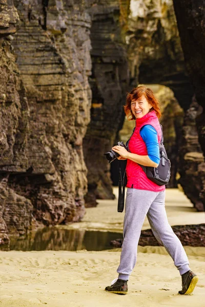 Mujer Turista Tomando Fotos Viajes Desde Formaciones Acantilados Playa Catedral —  Fotos de Stock