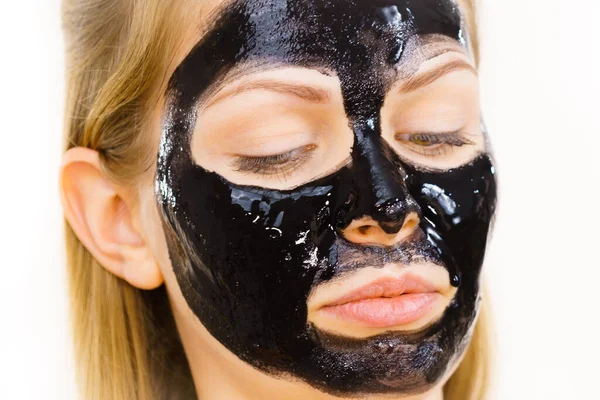 Jonge Vrouw Die Carbo Detox Zwart Masker Haar Gezicht Aanbrengt — Stockfoto