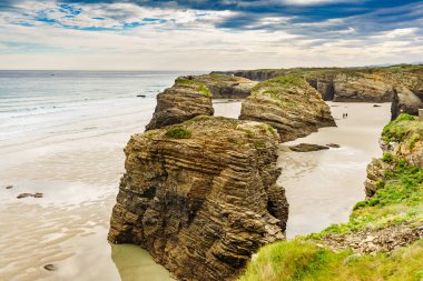 Galiçya İspanya 'daki Katedral Sahili' nde kayalık oluşumları. Playa de las Catedrales, Ribadeo 'da Katedrais Olarak, Lugo. Kuzey İspanya 'daki Cantabric kıyı şeridi. Turist eğlencesi.