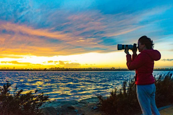 Žena Fotografování Mořské Pláštěnky Při Západu Slunce Profesionální Kamerou — Stock fotografie