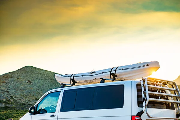 日没の空に対して屋根の上にカヌーと車のバン アクティブライフスタイル バンライフコンセプト — ストック写真