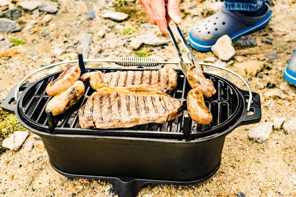 Et ve sosis ızgarada. Barbekü yemeği, yaz yemeği..