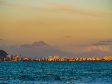 İspanya 'nın Valencia şehrinde, Costa Blanca' da, Akdeniz kıyısında panoramik manzara. Uzaktan bak. Akşam vakti..