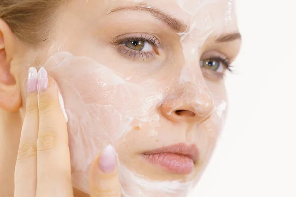 Giovane Donna Applicando Crema Cosmetica Maschera Idratante Viso Trattamento Estetico — Foto Stock