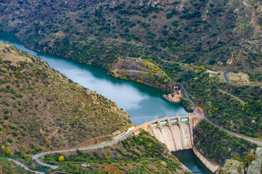 İspanyol Saucelle Barajı ile Douro Nehri. Portekiz ve İspanya arasındaki sınır. Ulusal Parklar. Portekizli Penedo Durao gözcüsünden görüntü.