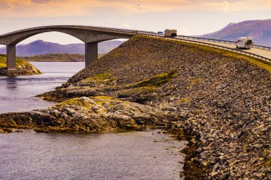 Dünyaca ünlü Atlantik karayolu köprüsü Norveç Avrupa 'sında. Norveç ulusal manzara rotası. Turist eğlencesi.