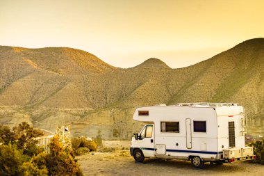 Karavan Almerya İspanya 'nın Tabernas çölünde kamp yapıyor. Karavanla seyahat etmek..