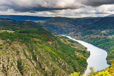 Dağ manzarası. Galiçya, İspanya 'da Parada de Sil' de Sil Nehri. Balcon de Madrid gözcüsünün görüntüsü. Turist eğlencesi.