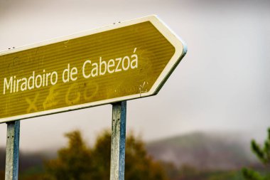 Cabezoa bakış açısındaki bilgi panosu, Galiçya, İspanya 'daki Parada de Sil nehri kanyonu. Ziyaret edilecek yer.