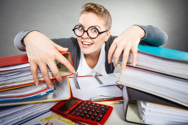 Corporation'ın yönetim bürosu memuru Yardımcısı kavramı. Onun Krallık korkunç hanım. Takıntılı işkolik Sekreter masasında.