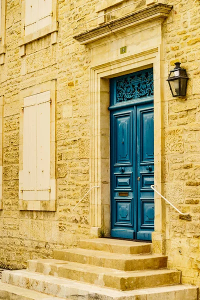 古い木製のダークブルーの入り口のドアとシャッターウィンドウと石造りの家のファサード フランスの建築 — ストック写真