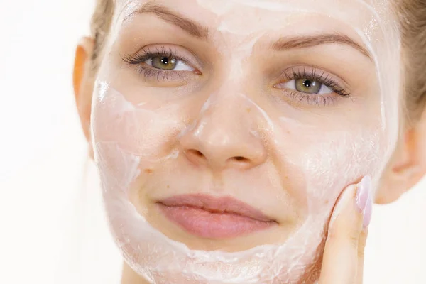 Jonge Vrouw Met Crème Cosmetische Masker Vocht Haar Gezicht Schoonheidsbehandeling — Stockfoto