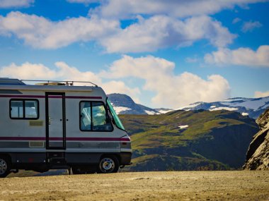 Norveç dağlarında yol kenarında camper araba. Seyahat, tatil ve macera konsepti. Norveç İskandinavya Avrupa.