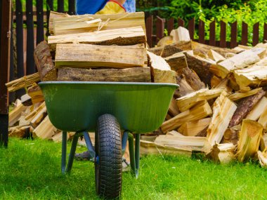 Dışarıda odun yığını ve el arabası var. Kış için hazırlık.