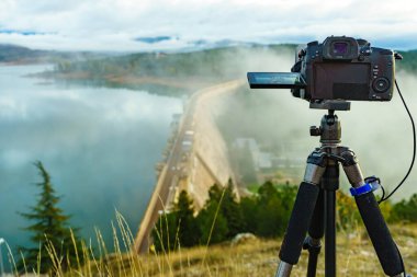 Palencia, Kastilya ve Leon bölgesindeki Aguilar de Campoo 'daki barajın üzerindeki sabah sisinden fotoğraf çek..