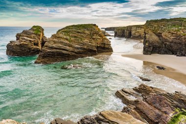Galiçya İspanya 'daki Katedral Sahili' nde kayalık oluşumları. Playa de las Catedrales, Ribadeo 'da Katedrais Olarak, Lugo. Kuzey İspanya 'daki Cantabric kıyı şeridi. Turist eğlencesi.