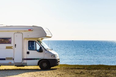 İspanya 'nın Akdeniz kıyısındaki karavan karavanı. Kumsalda vahşi bir kamp. Tatiller ve karavanla seyahat.