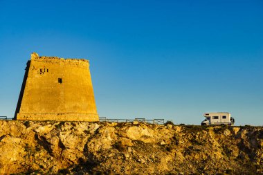 Karavan Mesa Roldán Kulesi 'nde. Cabo de Gata Nijar Doğal Parkı, Endülüs İspanya. Turistik ilgi, Savunma kuleleri.