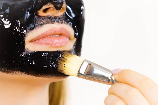 Mujer Joven Aplicando Con Cepillo Desintoxicación Negro Quitarse Máscara Cara —  Fotos de Stock