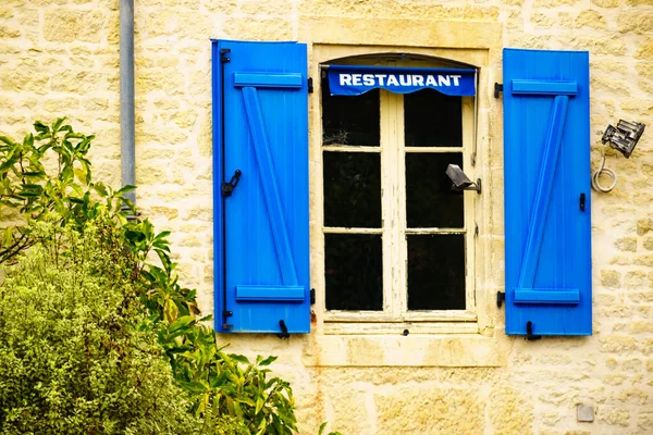 Traditionellt Målade Blå Fönsterluckor Restaurang Frankrike — Stockfoto