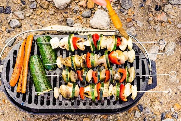 在烤肉烤架上 选择美味的烤蔬菜串 户外烧烤晚餐 夏季食品 — 图库照片