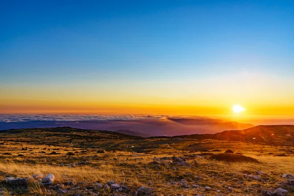 Brandende Zonsondergang Boven Wolken Uitzicht Vanaf Bergtop Van Torre Serra — Stockfoto