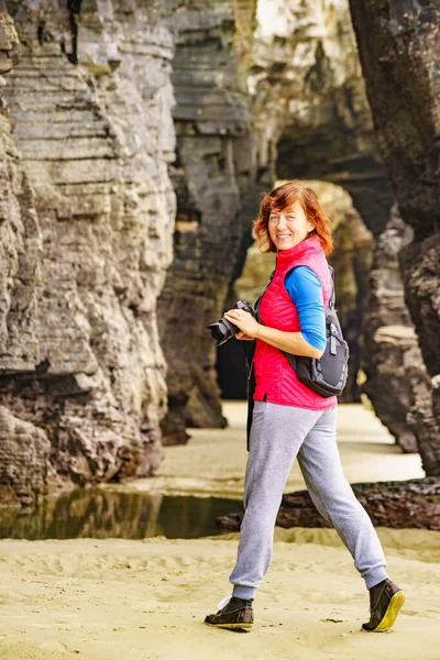 Mujer Turista Tomando Fotos Viajes Desde Formaciones Acantilados Playa Catedral — Foto de Stock