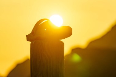 Dışarıda gün batımına karşı lastik ayakkabılar. Tatil gezisi.