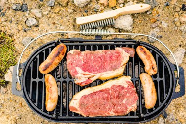 Et ve sosis ızgarada. Barbekü yemeği, yaz yemeği..