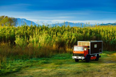 Off-road kampçısı 4x4, karavan evi, İspanyol doğası. Seyahat