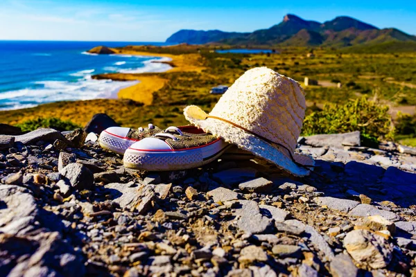 帽子和鞋子 夏天在地中海海岸散步的设备 穆尔西亚地区 西班牙卡尔布兰克地区公园 积极的生活方式 — 图库照片