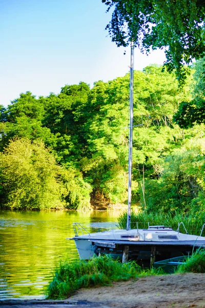 Lodní Jachta Jezeře Létě Národní Park Tuchola Polsku Jachting Dovolená — Stock fotografie