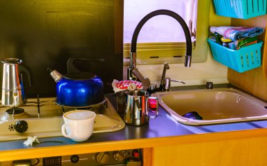 Karavan içeride, mutfak alanında. Moka pot 'taki ocakta kahve hazırlıyorum. Tatiller, karavanla macera. Van yaşam tarzı.