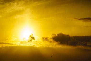 Denizde gün doğumu. Su yüzeyinin altındaki parlak güneş. Güneş ufukta beliriyor. Sabah deniz manzarası.