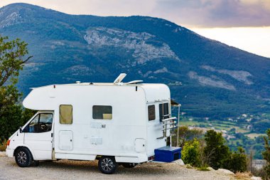Karavan doğanın karavanı. Verdon Boğazı Fransa. Dağ manzarası boyunca giden karavanlı kamp arabası. Kamp aracıyla macera...