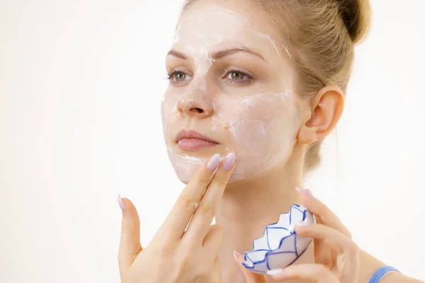 Mujer Joven Aplicando Crema Cosmética Mascarilla Hidratante Cara Tratamiento Belleza — Foto de Stock