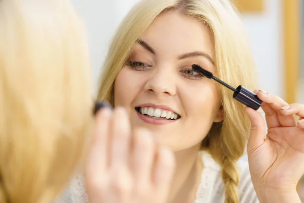 Mujer Haciendo Maquillaje Con Pestañas Rímel Negro Cepillado Concepto Belleza — Foto de Stock