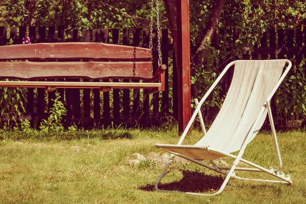 Terreno Jardim Com Balanço Cadeira Praia Para Descanso — Fotografia de Stock