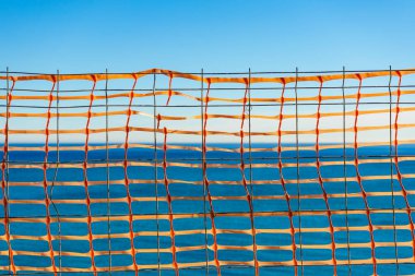 Voleybol yaz sporu ekipmanları. Mavi deniz suyuna karşı ağ örgüsü. Etkin yaşam biçimi.